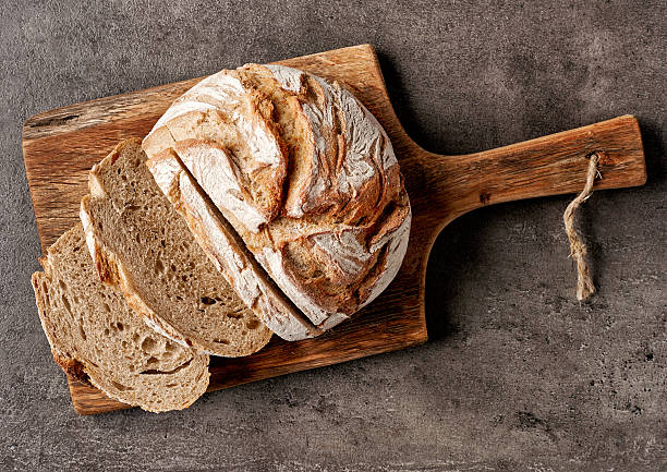 pan recién horneado  - bread cereal plant black food fotografías e imágenes de stock