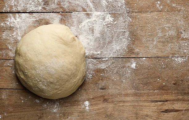 świeża surowa pizza dogh - dough sphere kneading bread zdjęcia i obrazy z banku zdjęć