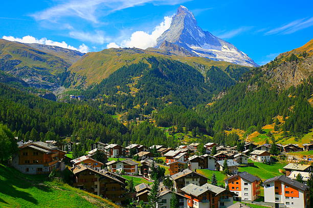 matterhorn oberhalb zermatter alpendorf schweizer chalets panorama, schweizer alpen - zermatt stock-fotos und bilder