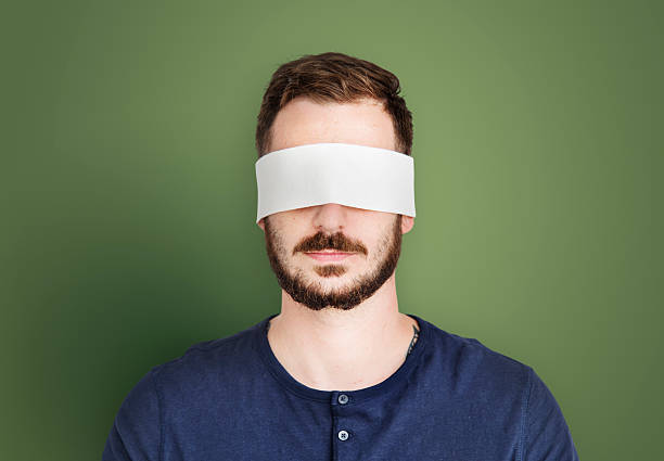 ojo de hombre cubierto ciego prohibido concepto perdido - venda de ojos fotografías e imágenes de stock