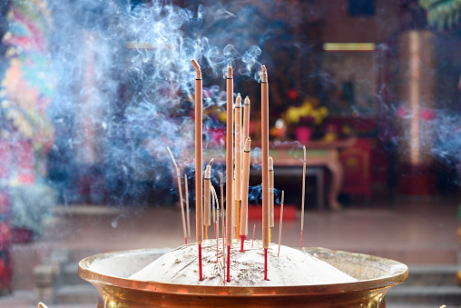Palos de incienso en la olla dentro del templo chino photo