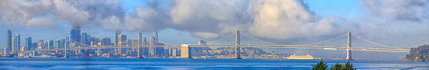 bay bridge et san francisco downtown skyline haute définition, californie - television tower flash photos et images de collection