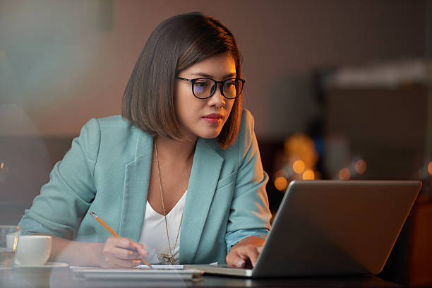 longue lady - thinking women businesswoman business photos et images de collection