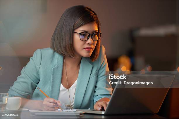 Busy Lady Stock Photo - Download Image Now - Laptop, Contemplation, Businesswoman