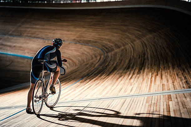 uomo su pista sportiva - cycle racing foto e immagini stock