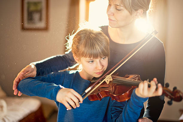 madre e hija violín lección - practicing music violin women fotografías e imágenes de stock