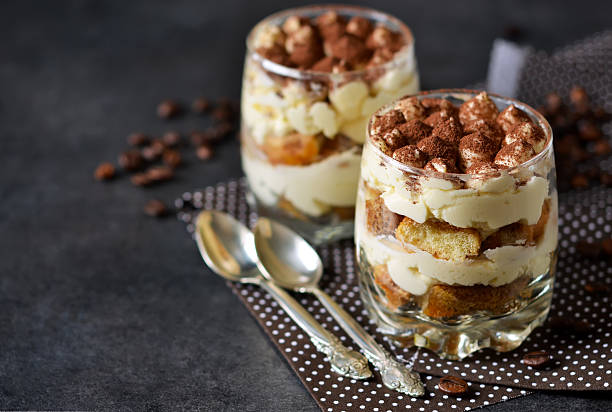 tiramisu clássico em um pote de vidro no fundo chermon - tiramisu dessert cake gourmet - fotografias e filmes do acervo