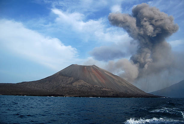 awan asap di atas anak krakatau voulcano, indonesia - anak krakatau potret stok, foto, & gambar bebas royalti