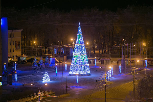 новогодняя и новогодняя елка на площади в архангельске, декабрь - архангельск стоковые фото и изображения