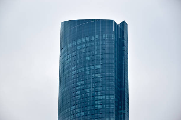 façade d’un gratte-ciel en verre bleu à toronto - oprah winfrey network photos et images de collection