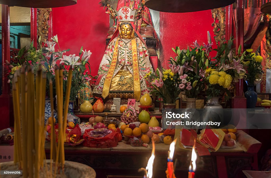 Ofrendas De Fruta En Templo Budista Foto de y más de imágenes de Adorador - Adorador, Altar, Amarillo - Color - iStock