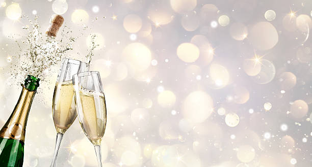 explosión de champán con tostadas de flautas - champagne fotografías e imágenes de stock