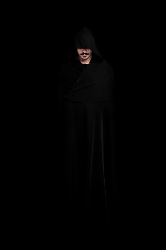 Uomo Misterioso Con Un Mantello Nero - Fotografie stock e altre immagini di  Monaco - Monaco, Colore nero, Tonaca sacerdotale - iStock