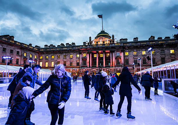 mouvement flou de people ice skating, somerset house, londres, royaume-uni - somerset house photos et images de collection