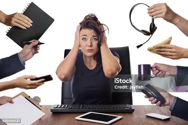 Geschäftsfrau Sitzt Am Schreibtisch Im Büro Stockfoto und mehr Bilder von Beengt - Beengt, Arbeiten, Berufliche Beschäftigung