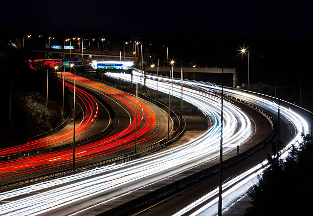 sfocatura del movimento delle luci dell'auto sull'autostrada, londra, regno unito - london england on the move commuter rush hour foto e immagini stock