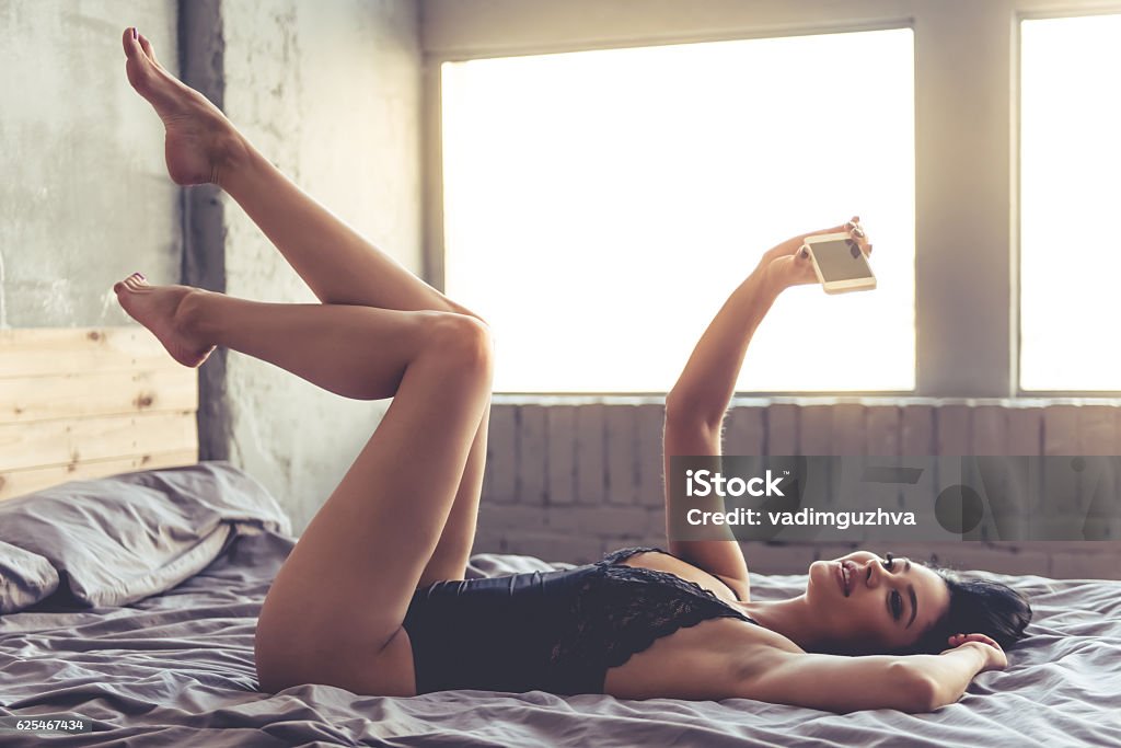 Mujer Sexy en dormitorio - Foto de stock de Mujeres libre de derechos