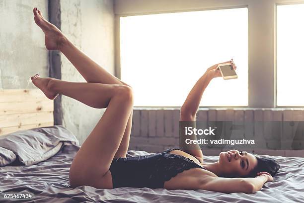 Mujer Sexy En Dormitorio Foto de stock y más banco de imágenes de Mujeres - Mujeres, Sensualidad, Autofoto