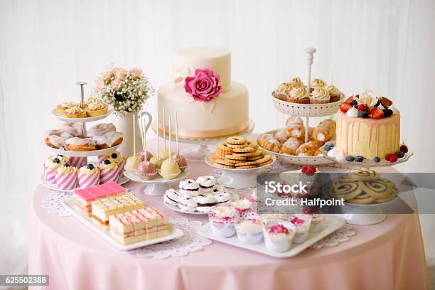 Mesa Con Un Montón De Pasteles Cupcakes Galletas Cakepops Foto de stock y más banco de imágenes de Blanco - Color iStock