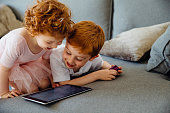 geschwister-teilen-digitales-tablet.jpg?b=1&s=170x170&k=20&c=0dzgBhs657aP-m5eS3MhmgVlaASZjK2iKDOWGrnAyok=