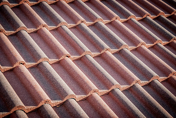 detalhe do telhado de azulejo de concreto vermelho, fundo arquitetônico geométrico - red tile - fotografias e filmes do acervo