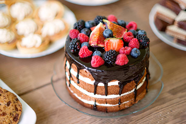 torta nuda con cioccolato e bacche, biscotti e crostate - biscuit cookie cake variation foto e immagini stock