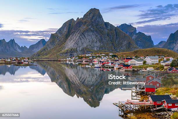 Foto de Reine Lofoten Noruega e mais fotos de stock de Aldeia - Aldeia, Cabana - Casa, Casa