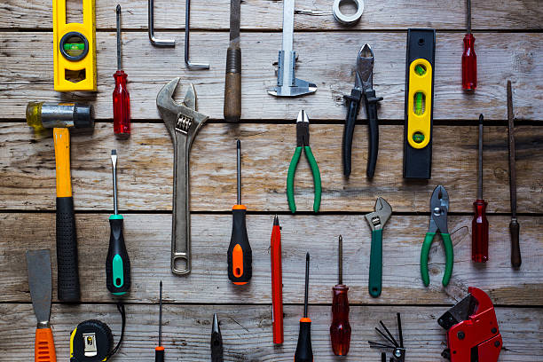 old tools auf einem holztisch  - recreate stock-fotos und bilder