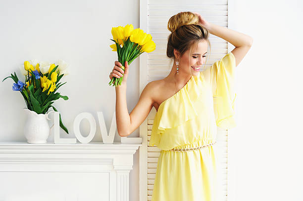 wspaniałe młoda kobieta z żółtych tulipanów - tulip single flower flower yellow zdjęcia i obrazy z banku zdjęć