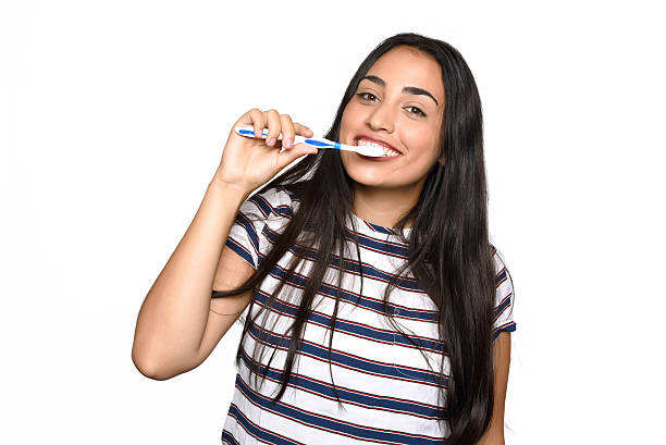 femme se brosser ses dents. - smiling human teeth toothbrush moving up photos et images de collection