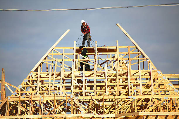 couvreurs construisant une nouvelle charpente de toit pour une nouvelle maison - floyd patterson photos et images de collection