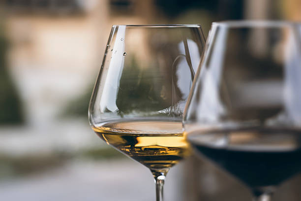 copa de vino blanco chardonnay close up - wine glass white wine wineglass fotografías e imágenes de stock