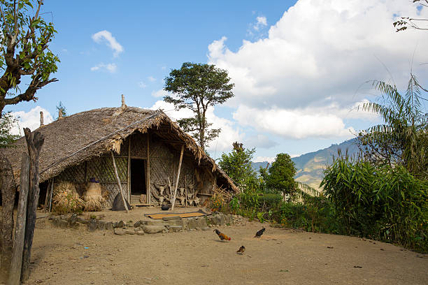 pueblo de longwa - burmese culture fotografías e imágenes de stock