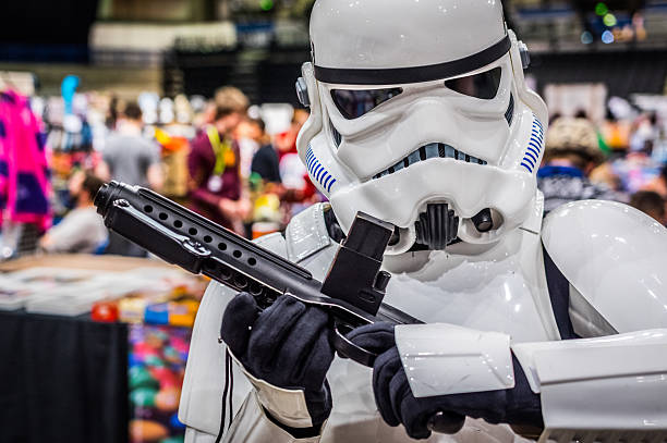 cosplayer habillé en 'stormtrooper' de 'star wars' - comic con photos et images de collection