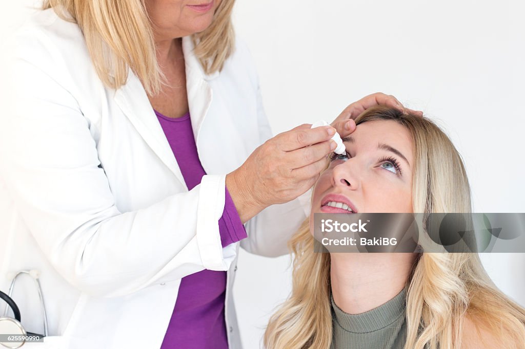 Nahaufnahme der Ärztin, die Augentropfen aufwendet - Lizenzfrei Auge Stock-Foto