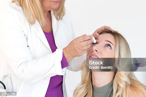 Nahaufnahme Der Ärztin Die Augentropfen Aufwendet Stockfoto und mehr Bilder von Auge - Auge, Ausgedörrt, Arzt