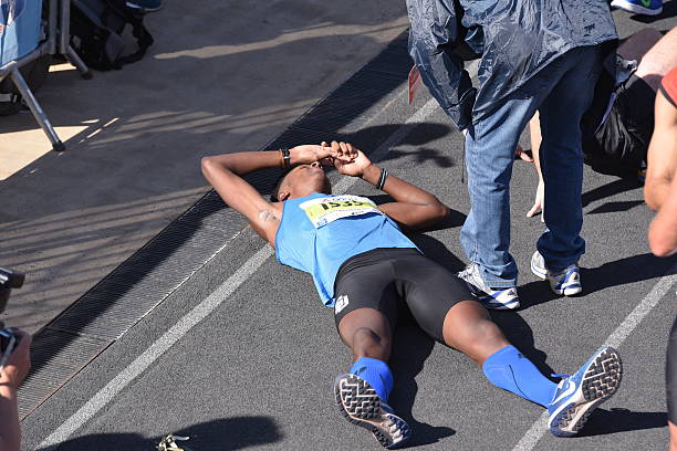 усталый спортсмен после финиша на афинском марафоне 2016 года - marathon jogging running finishing стоковые фото и изображения