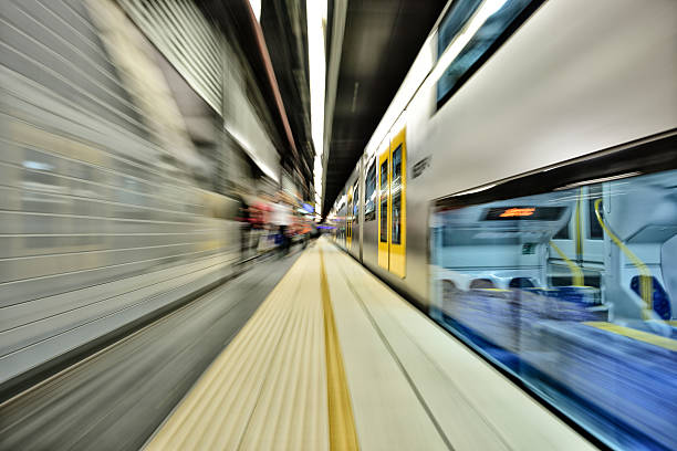 stazione della metropolitana di sydney. movimento e zoom sfocati - train subway station people subway train foto e immagini stock