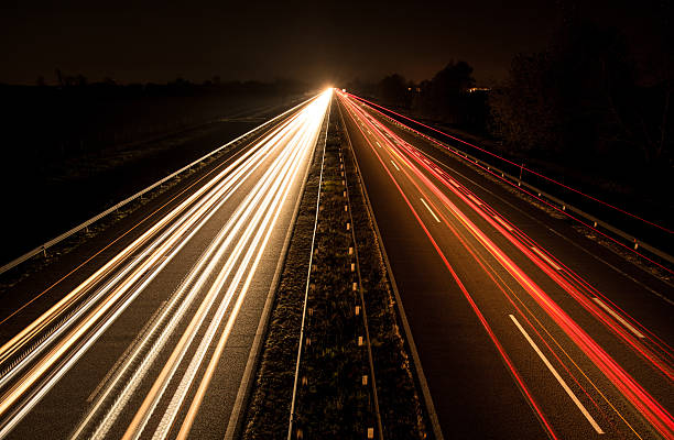 長時間露光する車の光で - road reflector ストックフォトと画像