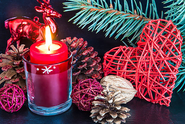 weihnachtskomposition mit brennender kerze und rotem herzen - candle heat gold burning stock-fotos und bilder