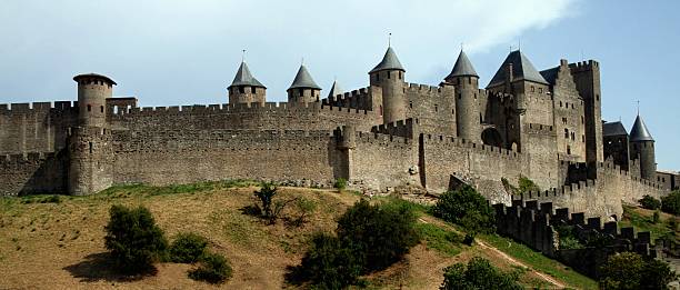 carcassonne mittelalterliche, von mauern umgebene zitadelle languedoc roussillion frankreich schwarz-weiß - national landmark editorial color image horizontal stock-fotos und bilder