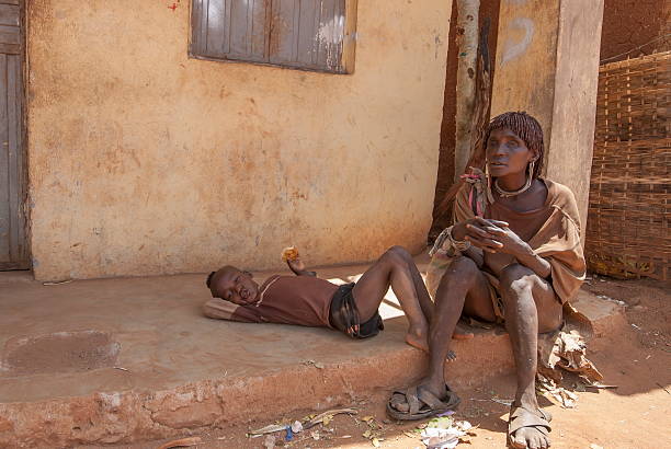 mulher cega descansa em dimeka, valley omo, etiópia. - women indigenous culture africa ethiopia - fotografias e filmes do acervo