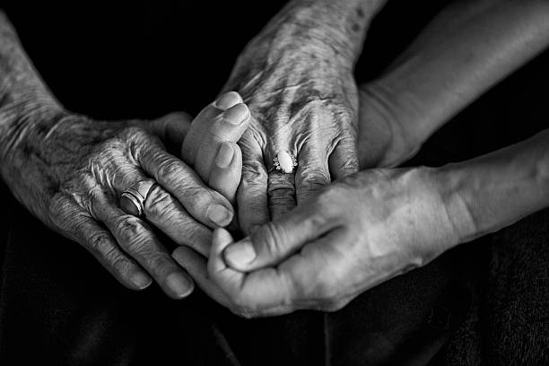 Segurando as mãos  - foto de acervo