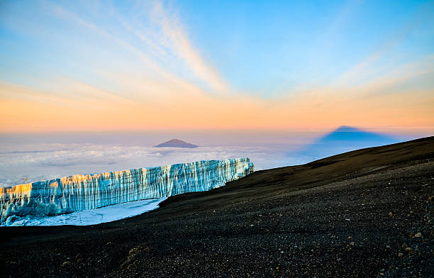 lever de soleil au kilimandjaro avec glacier et mont meru - tanzanie - uhuru peak photos et images de collection