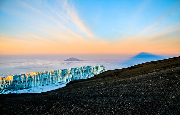 nascer do sol no kilimanjaro com geleira e monte meru - tanzânia - sunrise mountain winter arctic - fotografias e filmes do acervo
