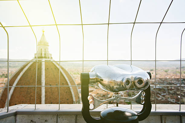 prismáticos con vistas al paisaje urbano de la catedral de florencia - binoculars watching optical instrument closed fotografías e imágenes de stock