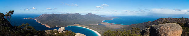 프레이시넷 반도와 와인글래스 베이, 태즈메이니아의 탁 트인 전경 - freycinet national park 뉴스 사진 이미지