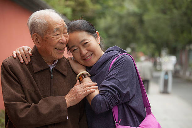 starszy ojciec i jego córka w średnim wieku - chińczyk zdjęcia i obrazy z banku zdjęć