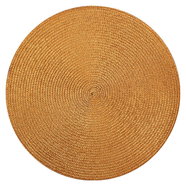 tappeto rotondo in paglia intrecciata isolato su sfondo bianco - woven wood textured place mat foto e immagini stock