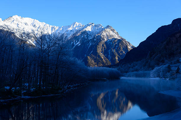 나가노 가미코치의 겨울에는 다이쇼 호수와 호타카 산맥 - kamikochi national park 뉴스 사진 이미지